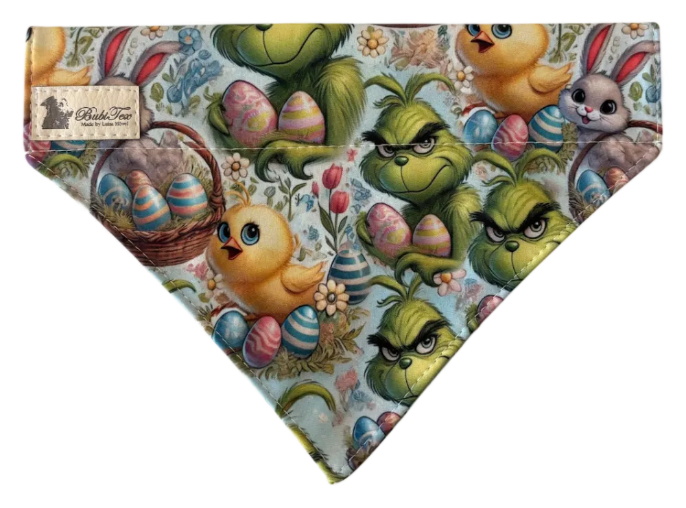 Hundehalstuch mit Grinch-Motiv, Osterhasen und bunten Eiern.