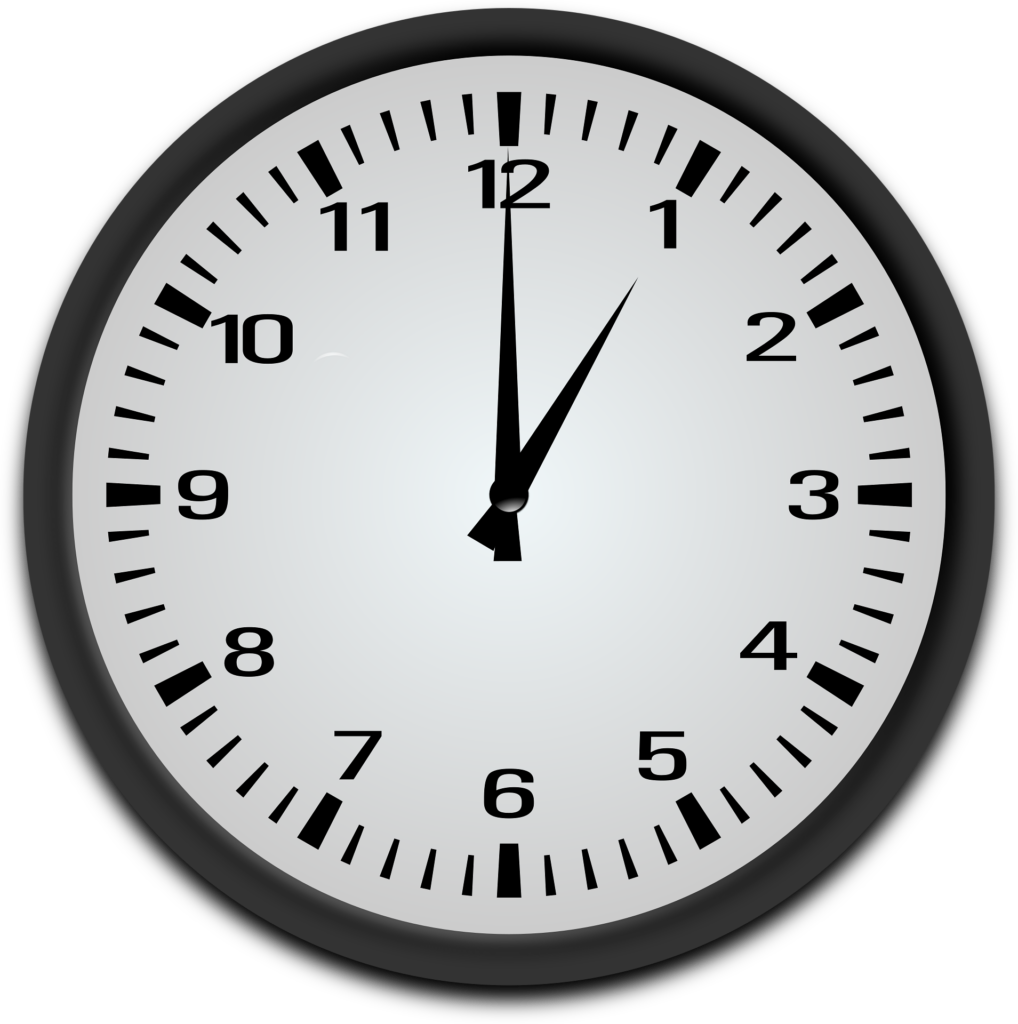 Analoge Wanduhr mit schwarzem Rahmen zeigt ein Uhr.